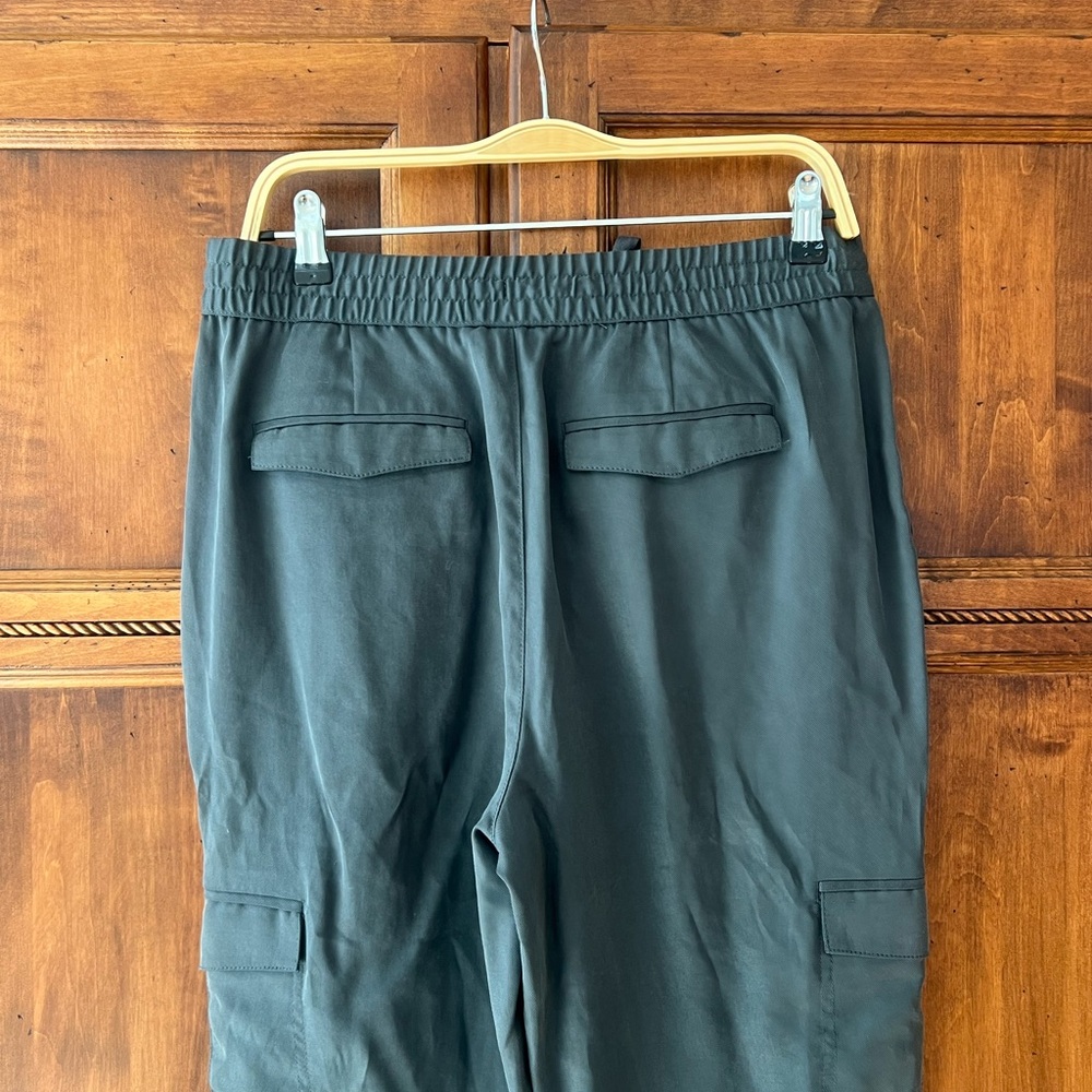 NWT Banana Republic Gray Cuffed Joggers | Size M | Cargo Pockets | Fall 2019 - Picture 7 of 17